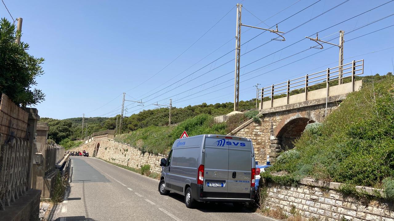 Svs e polizia stradale lungo i binari a Castiglioncello (foto Michele Falorni/Silvi)