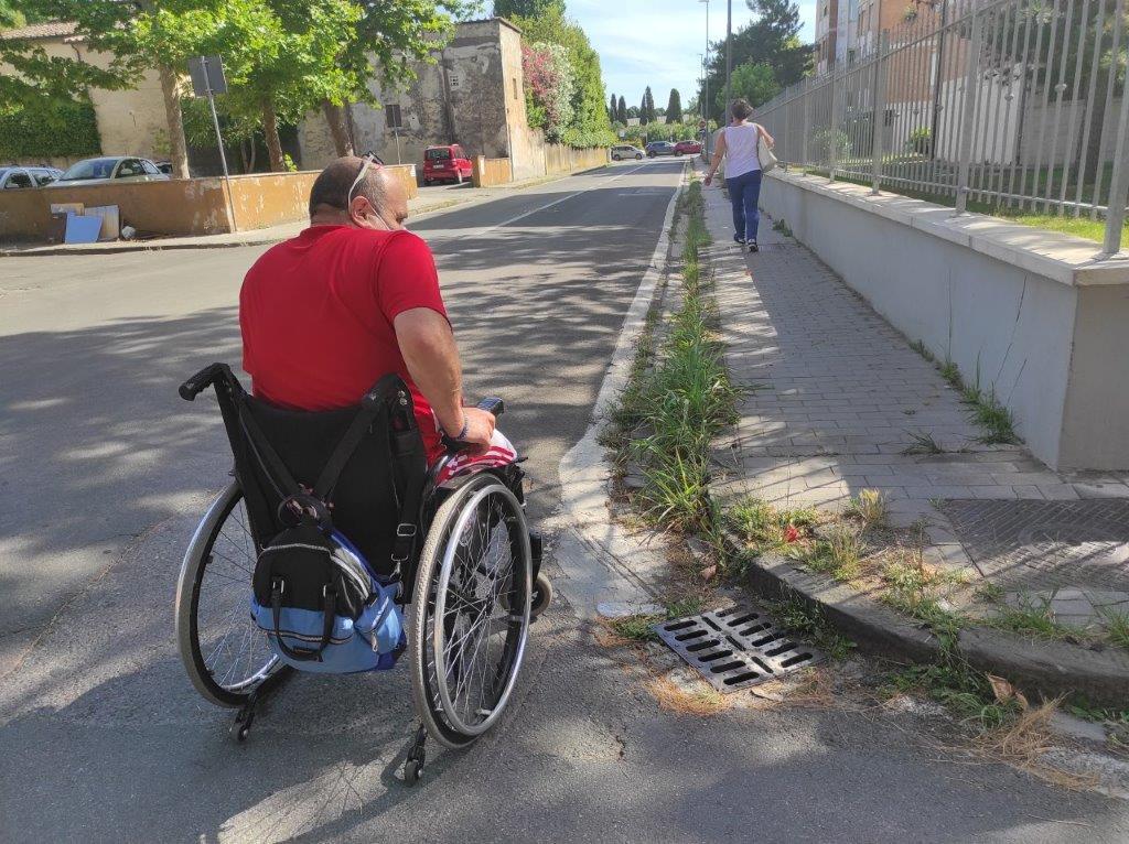 Le barriere architettoniche a Pisa: rampe troppo ripide i disabili non ce la fanno 