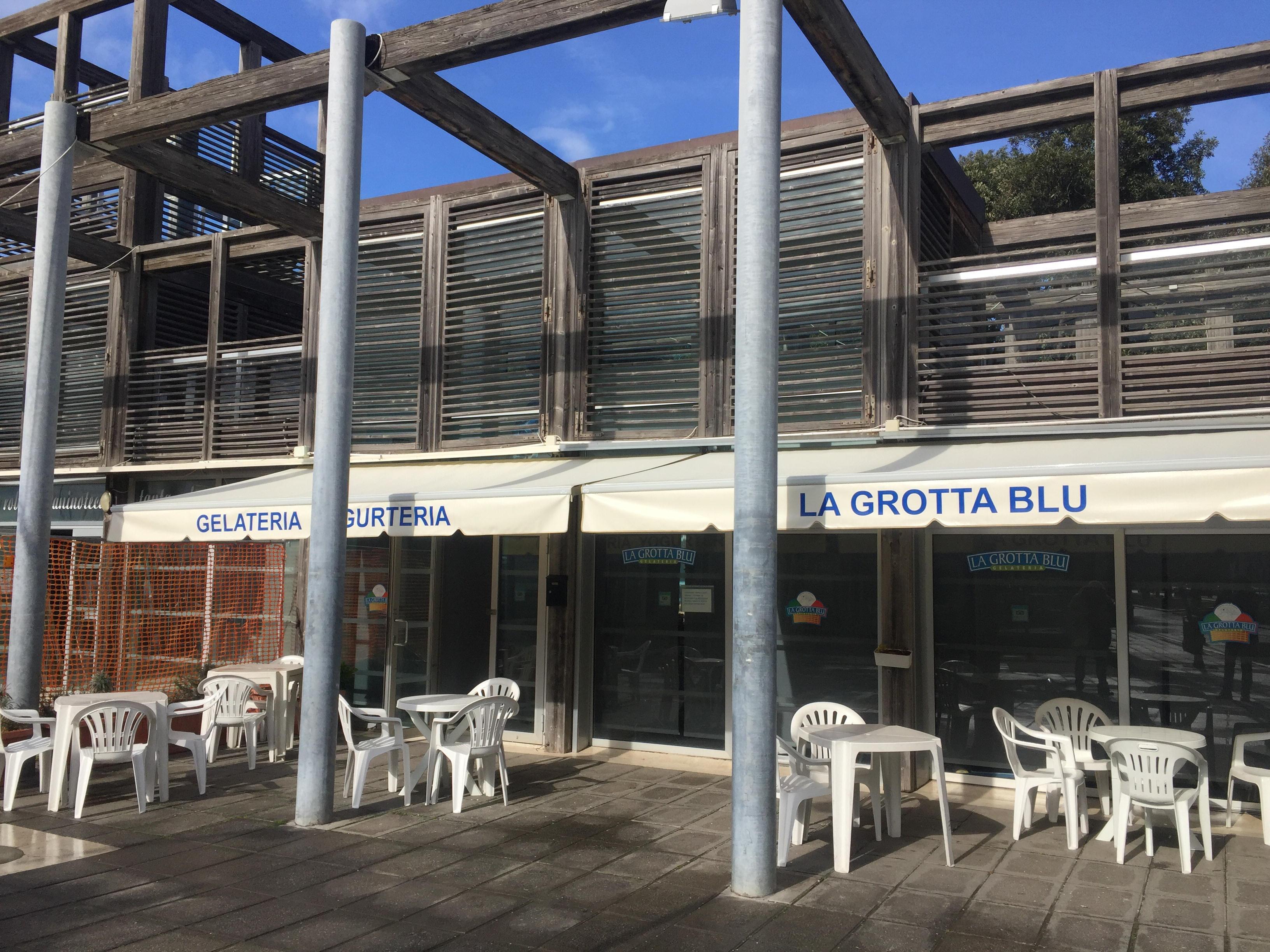 Tentato furto alla gelateria la Grotta blu: forzata la porta d’ingresso 