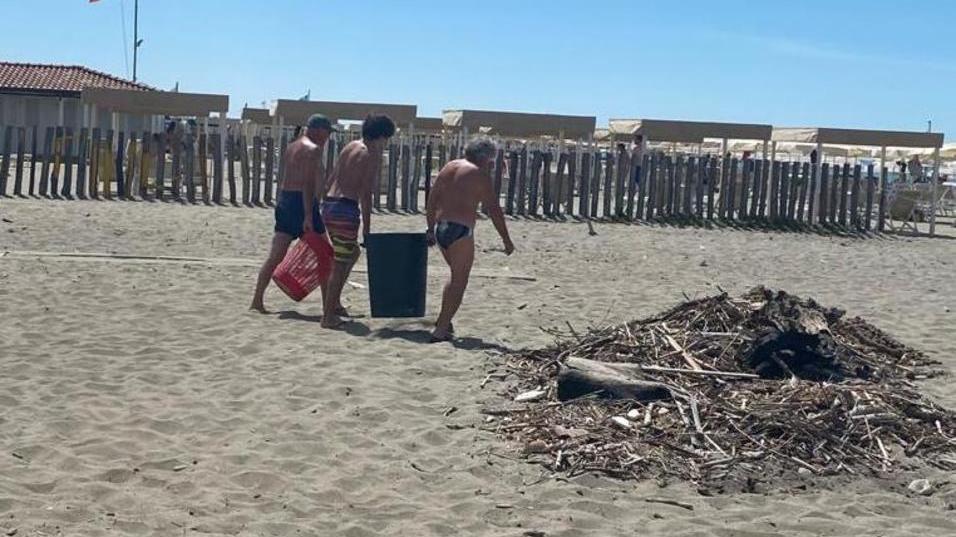 A Massa la spiaggia libera è piena di sporcizia, la puliscono i turisti con grossi secchi