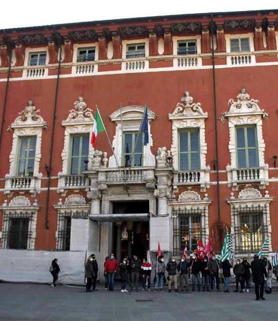 Lavoratori del gas in piazza: centinaia di posti a rischio