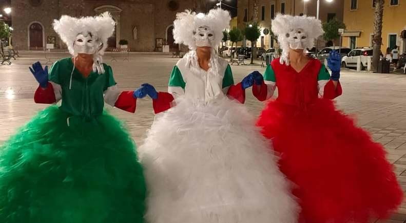 Tre dame tricolori in strada per festeggiare la vittoria dell’Italia