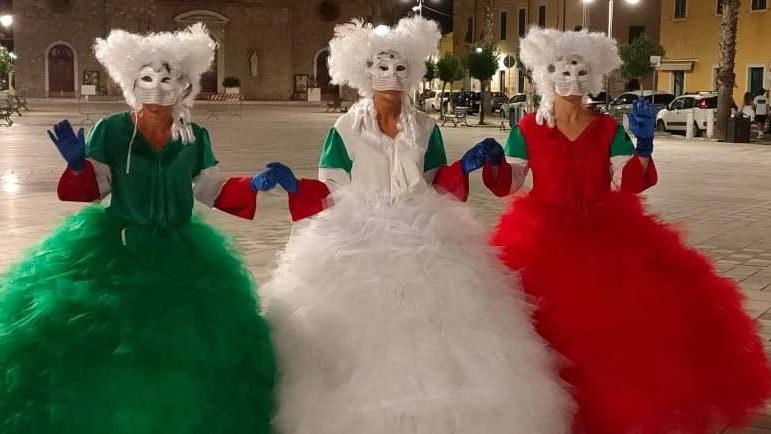 Tre dame tricolori in strada per festeggiare la vittoria dell’Italia