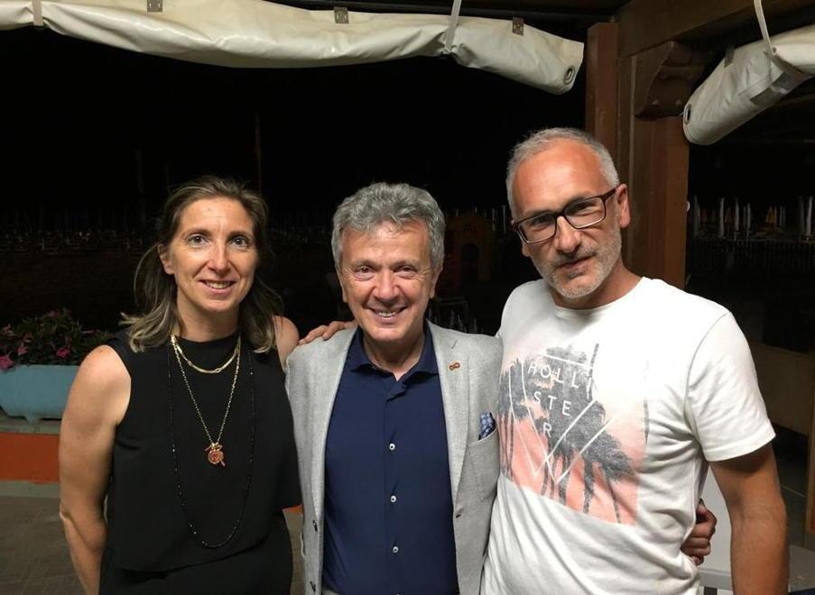 Sorpresa: al bagno Cral Poste Pupo canta “Su di noi”