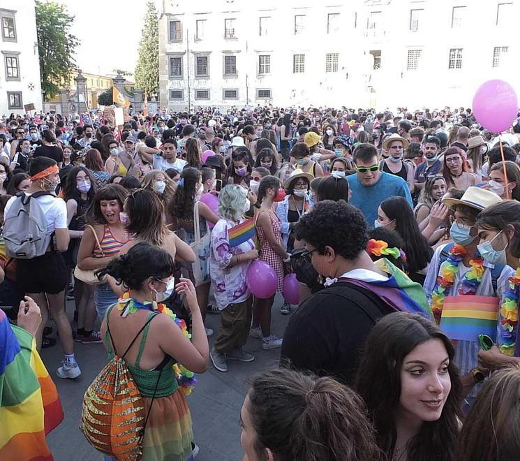 «Liberiamo i nostri diritti» il Toscana Pride riempie piazza dei Cavalieri 