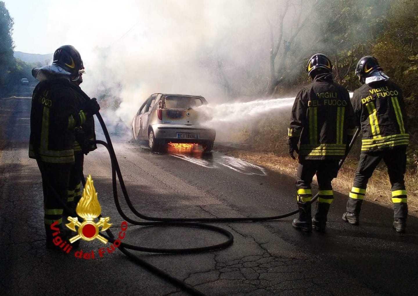 Paura in viale Aldo Moro, auto a gpl distrutta dalle fiamme 