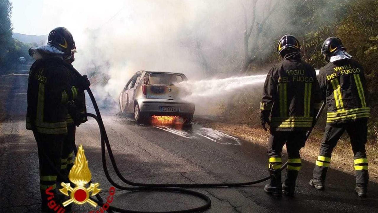 Paura in viale Aldo Moro, auto a gpl distrutta dalle fiamme