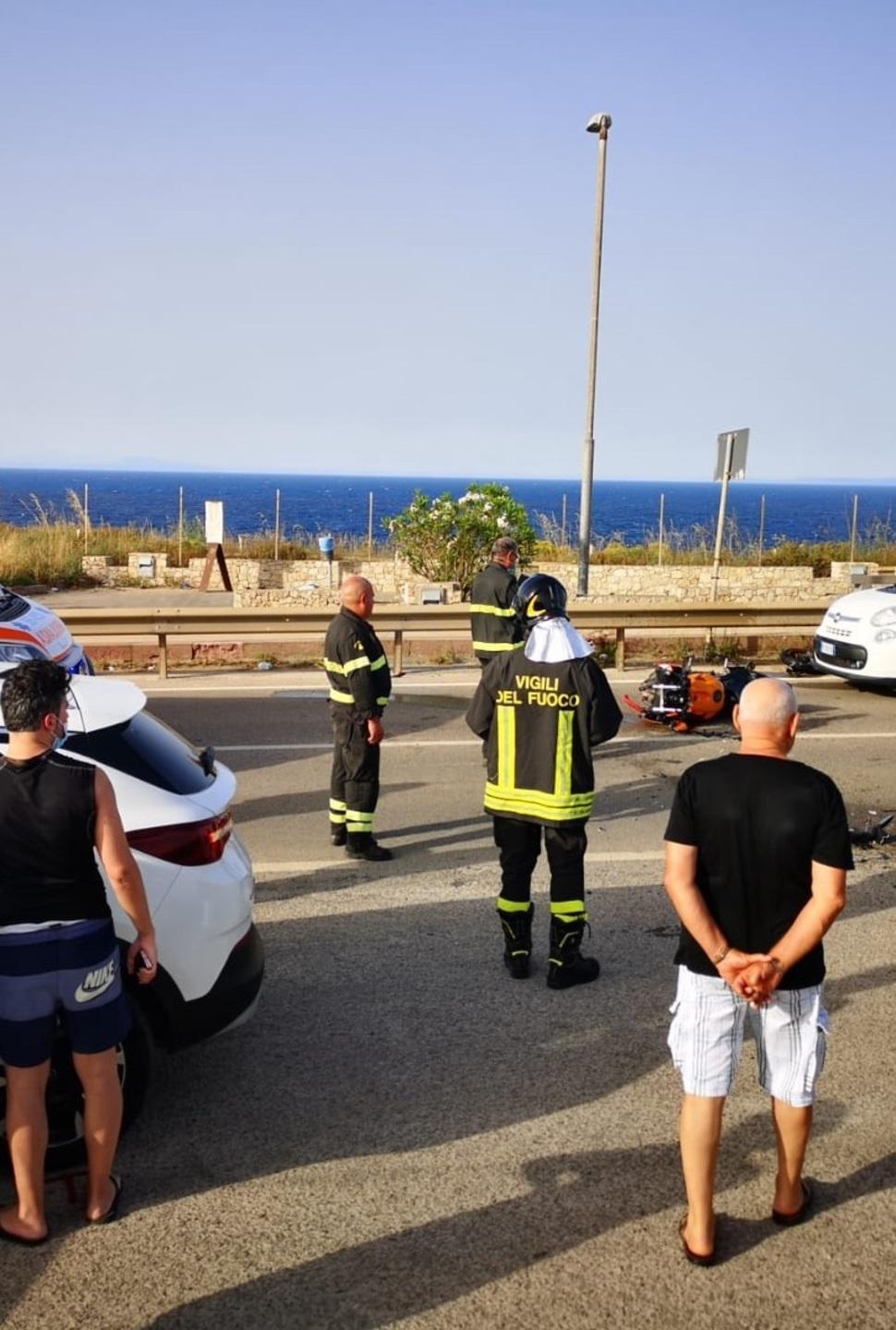 Suv taglia la strada a una moto, ferito 23enne 