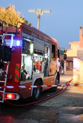 Le fiamme lambiscono una scuola e un market