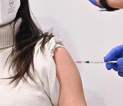 «Non vaccinare la mia amica» E prende a pugni l’infermiere