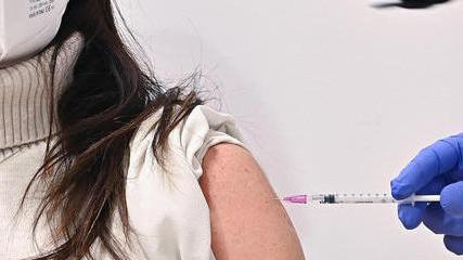 «Non vaccinare la mia amica» E prende a pugni l’infermiere