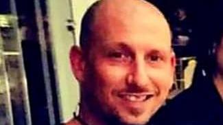 Auto fuori strada, muore giovane barman