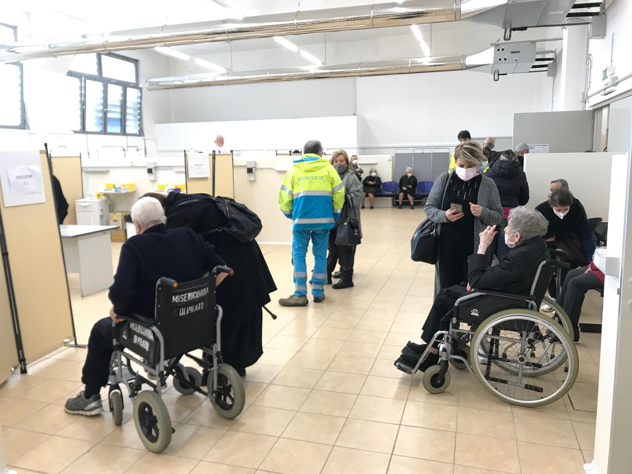 La vaccinazione degli anziani al Centro Covid Pegaso di Prato