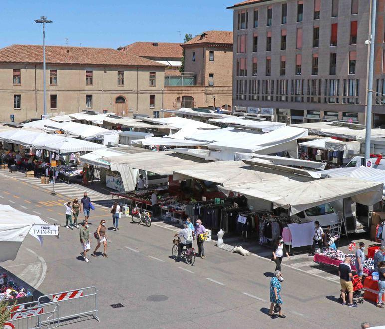 Niente mascherina all’aperto, ma c’è chi la porta ancora