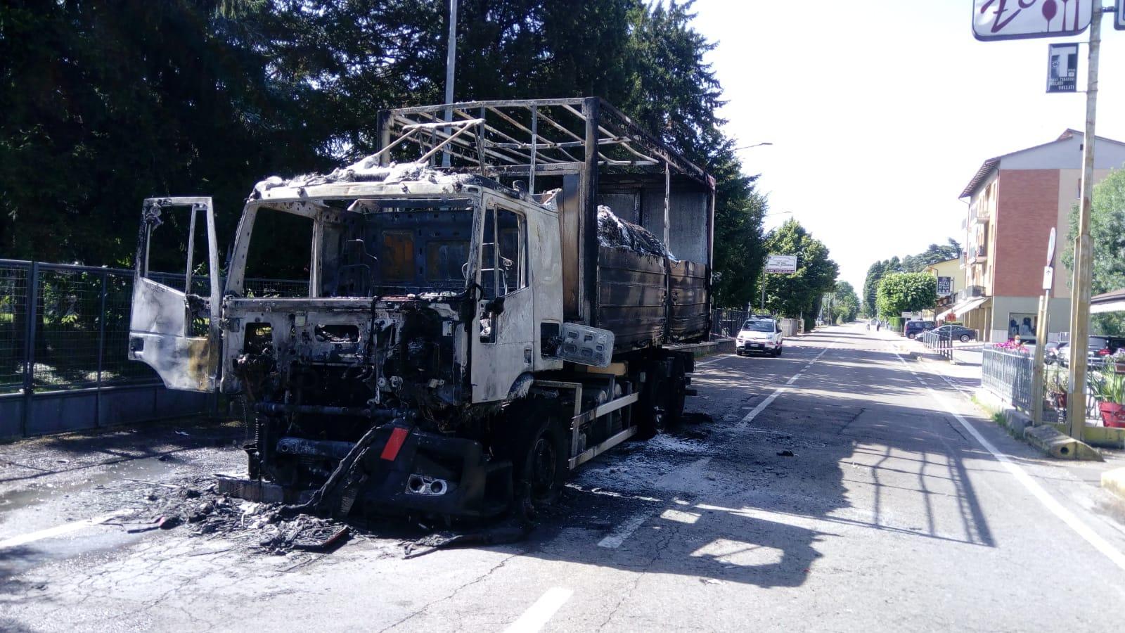 Spilamberto, mezzo pesante in fiamme: chiusa la Provinciale 17
