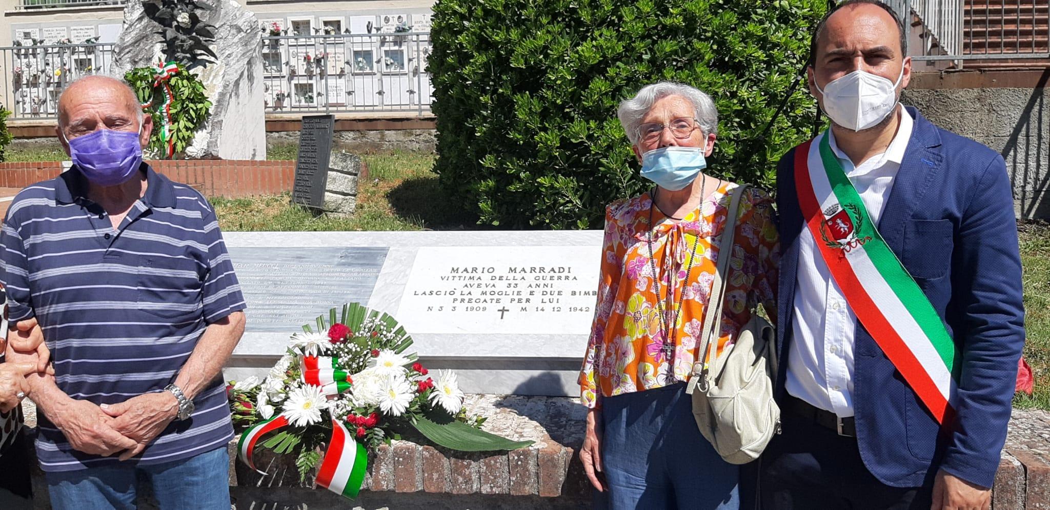 Il sindaco Simone Calamai coi figli di Mario Marradi