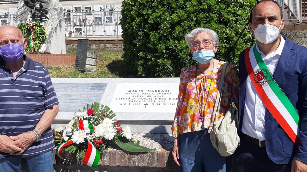 Il sindaco Simone Calamai coi figli di Mario Marradi