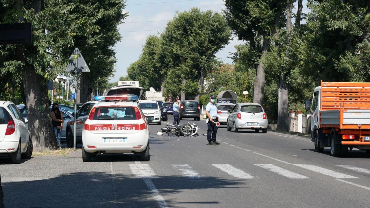 Scontro tra auto e scooter, grave un giovane - Foto