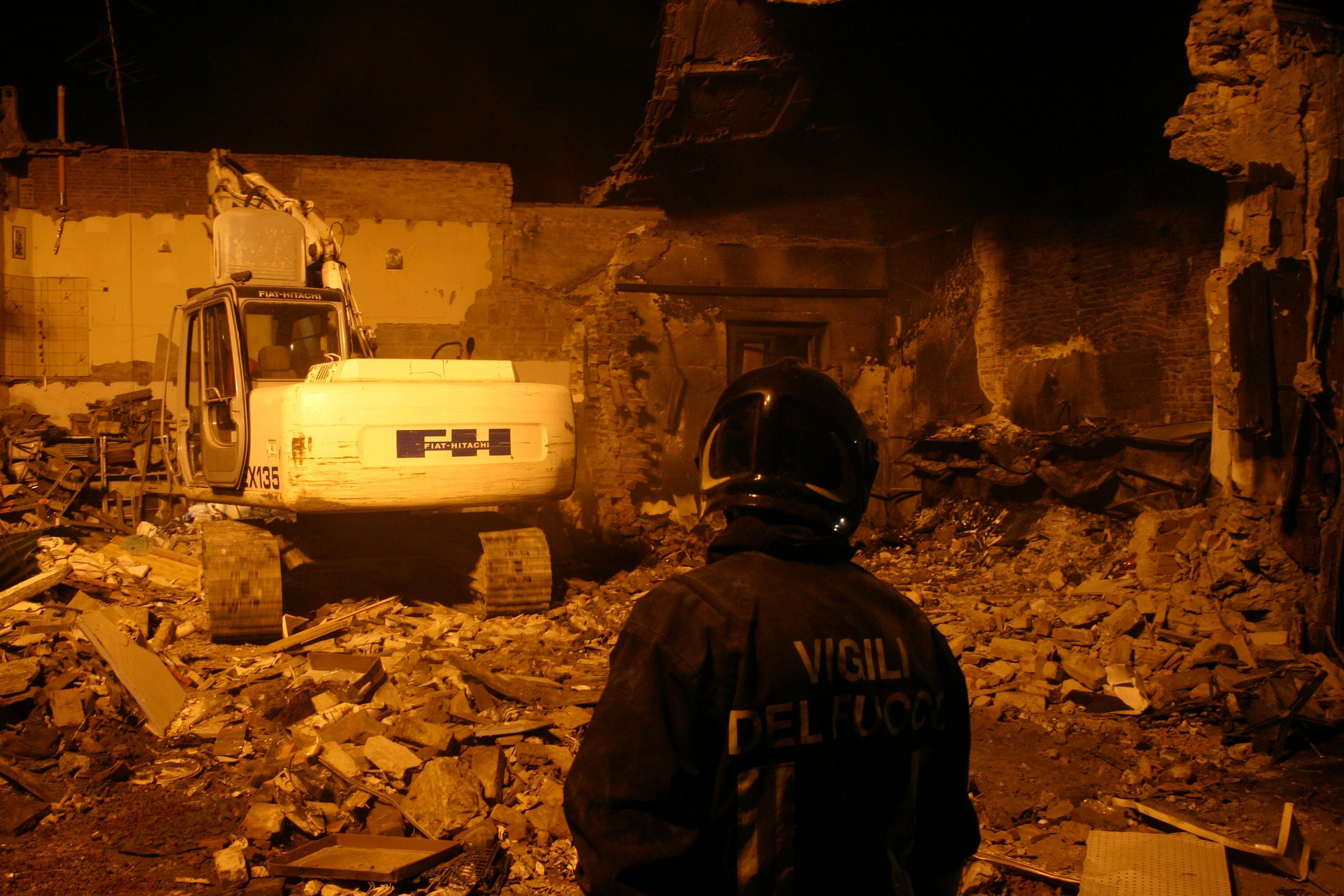 Si scava tra le macerie di via Ponchielli sotto lo sguardo dei vigili del fuoco