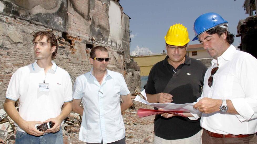 Da destra: Stefano Baccelli sui luoghi del disastro ferroviario con il sindaco Luca Lunardini e i tecnici della Provincia di Lucca