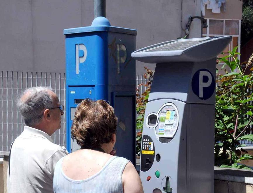 Il parcometro per il pagamento della sosta negli stalli blu