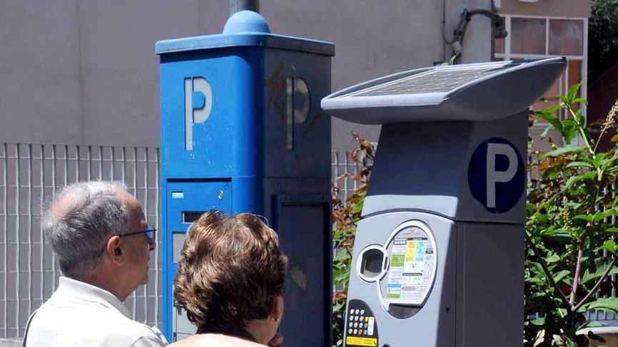 Il parcometro per il pagamento della sosta negli stalli blu