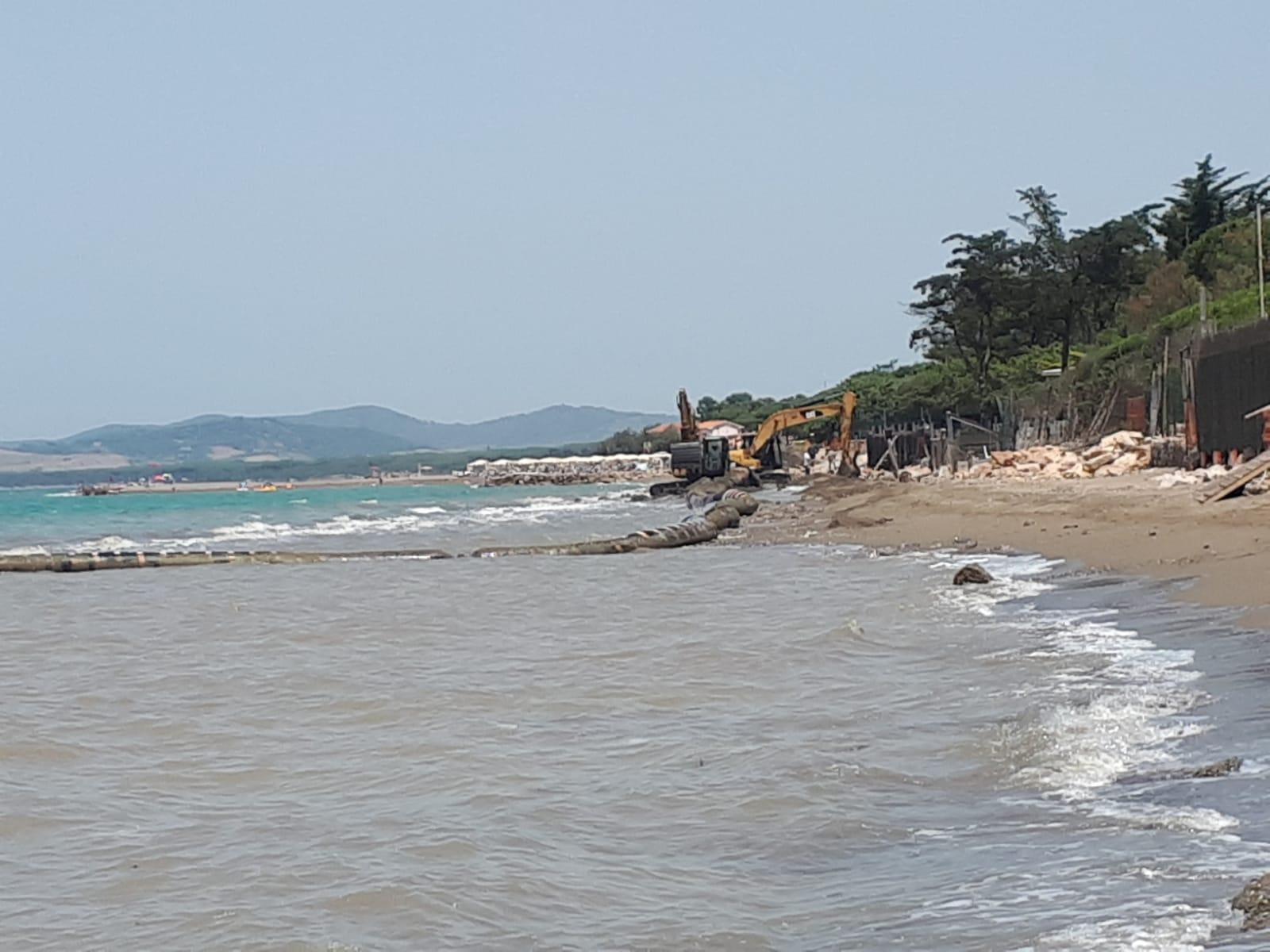 Giannella: ripascimento e proteste. Ruspa al lavoro, vietata la spiaggia 