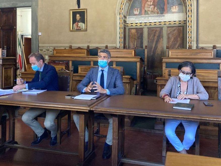 Da sinistra l’assessore Ferracci, il sindaco Ferrari e l’assessora Nigro