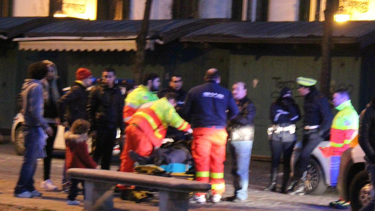 «Mi butto nei fossi con la bambina», mamma e figlia di un anno salvate in piazza Garibaldi