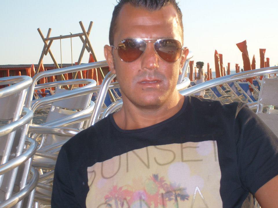 Dramma alla spiaggia dell’Accademia: «Marco stroncato da un malore». Fissato il funerale 