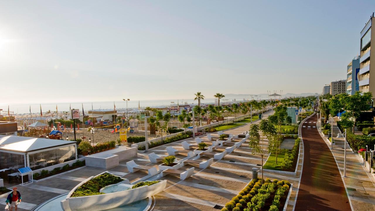 Il lungomare di Riccione: qui è stato aggredito il 15enne maremmano