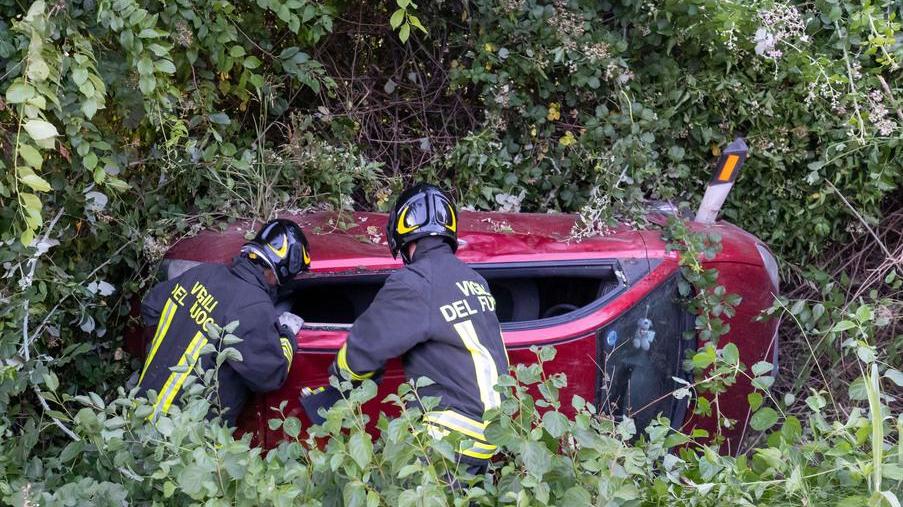 Rimane incastrata nell’auto capottata. Ferita una ragazza