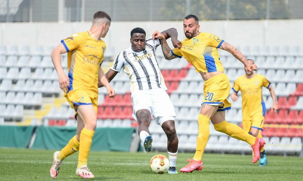 Iscrizione al prossimo campionato presentata in anticipo: la Carrarese segna il primo gol 