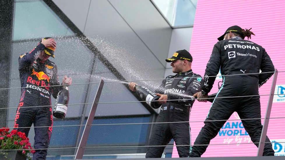 Verstappen scappa da Hamilton con una Red Bull fantastica È finito il dominio Mercedes