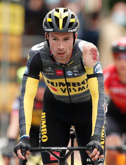 Cadute in serie, polemiche al Tour Van der Poel ancora maglia gialla 