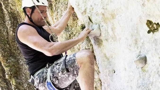 Oggi l’ultimo saluto a Simone, ma resta il giallo