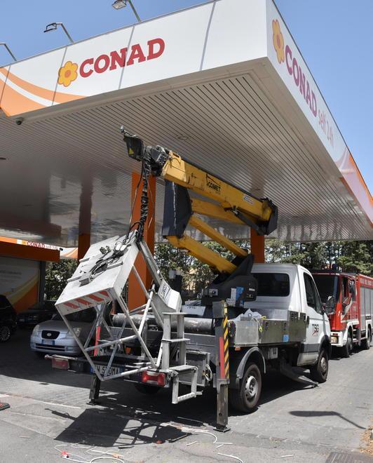 Cede il cestello sollevato in aria due operai precipitano da 5 metri 