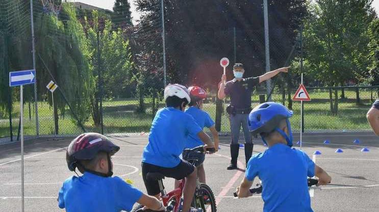 I giovani del campo estivo della Virtus Libertas a lezione con la Stradale