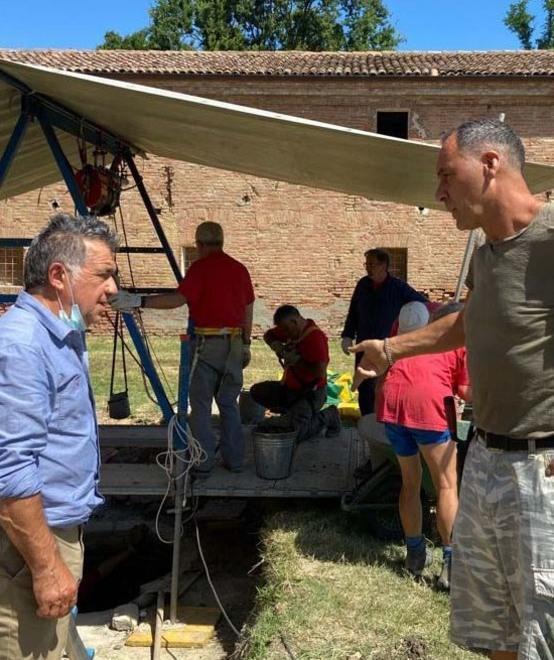 Gli archeologi al lavoro nella Delizia estense Spunta un antico pozzo