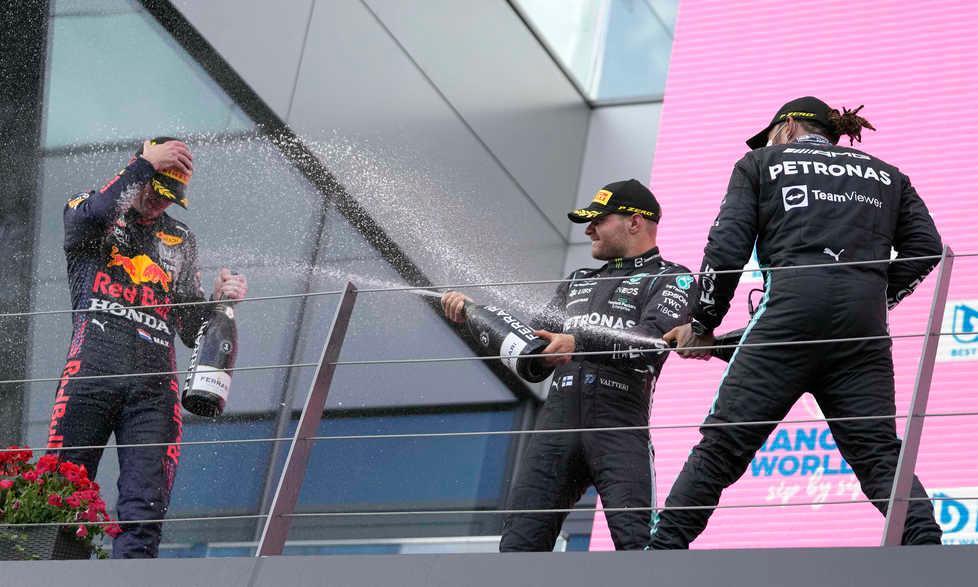 Verstappen scappa da Hamilton con una Red Bull fantastica È finito il dominio Mercedes 