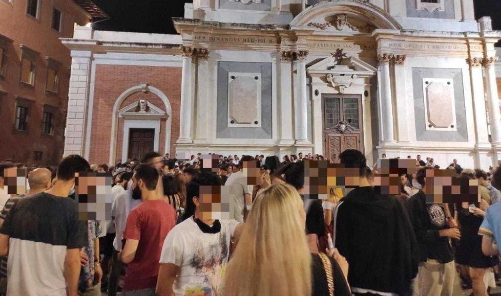 Uno scorcio della movida di sabato sera in piazza dei Cavalieri