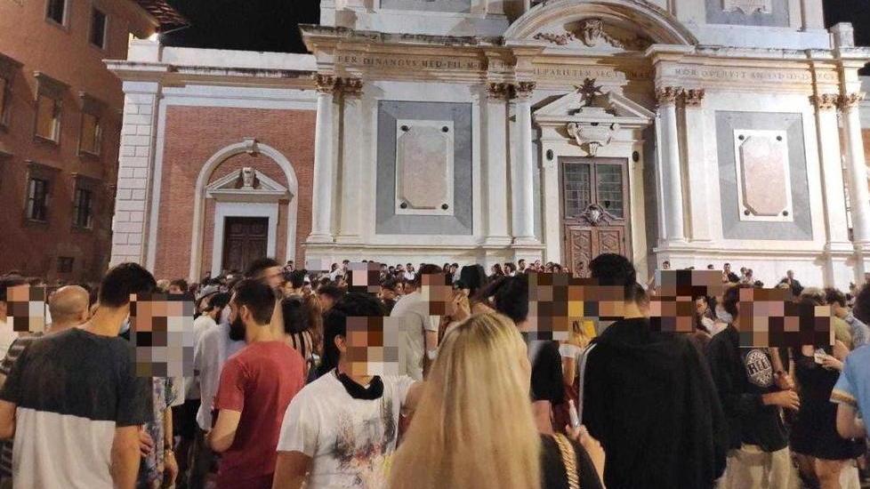 Uno scorcio della movida di sabato sera in piazza dei Cavalieri
