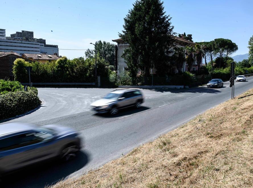 Un ferito grave nello scontro con un’auto all’incrocio maledetto di San Pietro a Vico 
