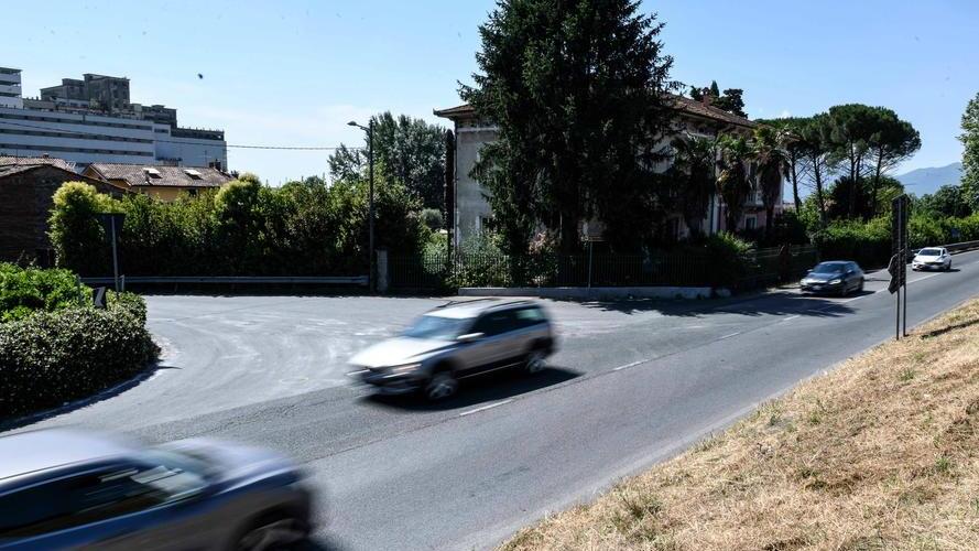 Un ferito grave nello scontro con un’auto all’incrocio maledetto di San Pietro a Vico