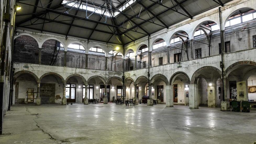 Il chiostro del mercato del Carmine