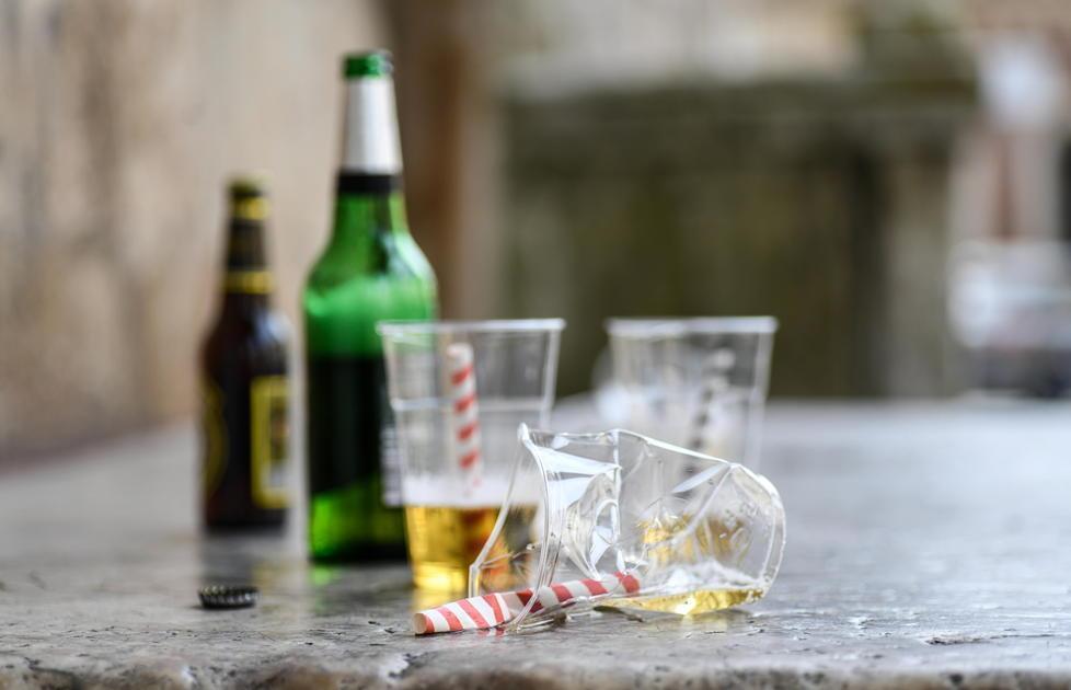 Bottiglie di birra e bicchieri abbandonati dopo la movida