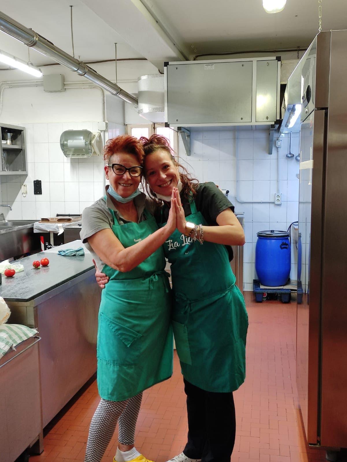 Rossella e Lucia Figliè in cucina