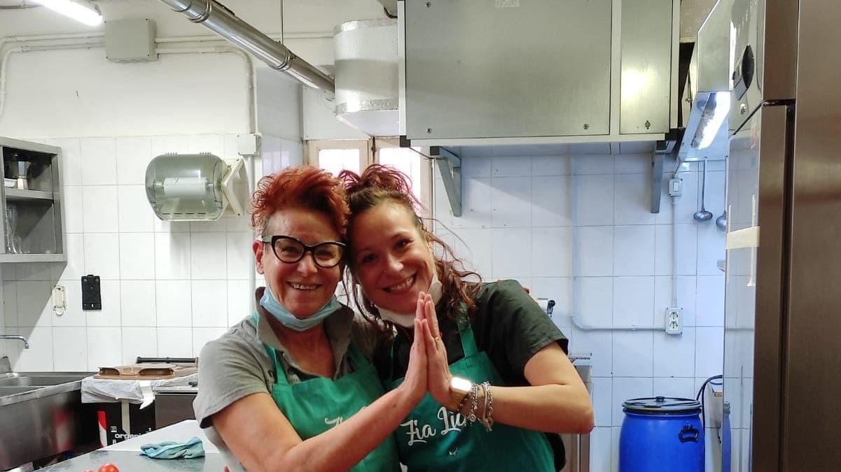 Rossella e Lucia Figliè in cucina