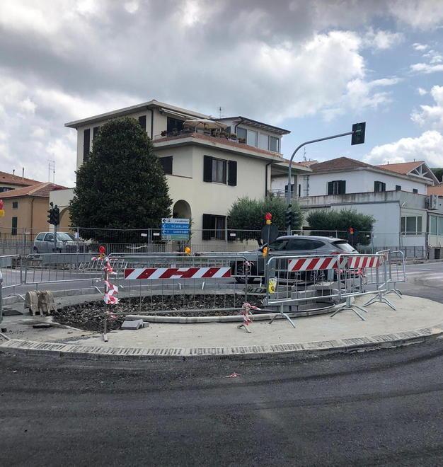 Niente più disagi e attese al semaforo: la rotatoria del Puntone è pronta 