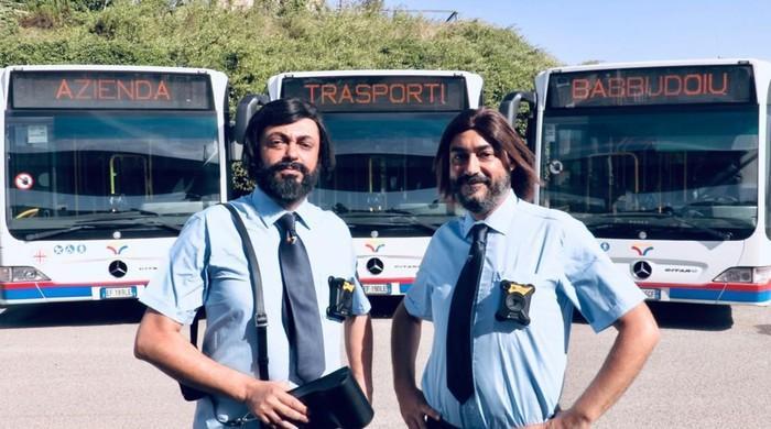 Sassari, sul bus con l'aiuto di Pino e gli Anticorpi